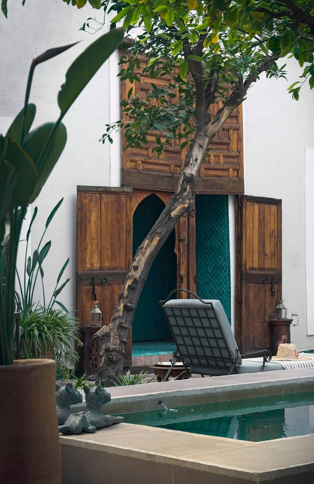 Cour de riad avec bassin et grande porte en cèdre