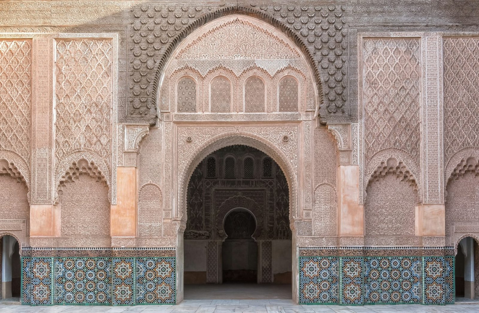 Arcades en stuc sculpté d’une cour traditionnelle à Marrakech