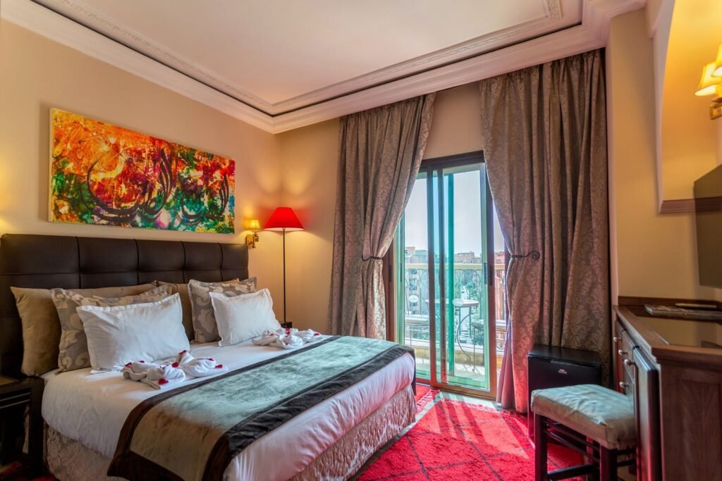 Chambre de l’Hôtel Le Caspien ouvrant sur un balcon