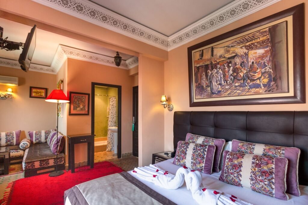 Chambre de l’Hôtel Le Caspien avec coin salon marocain