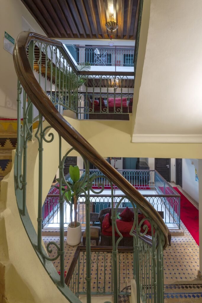 Escalier tournant de l’Hôtel Le Caspien, rampe en fer forgé