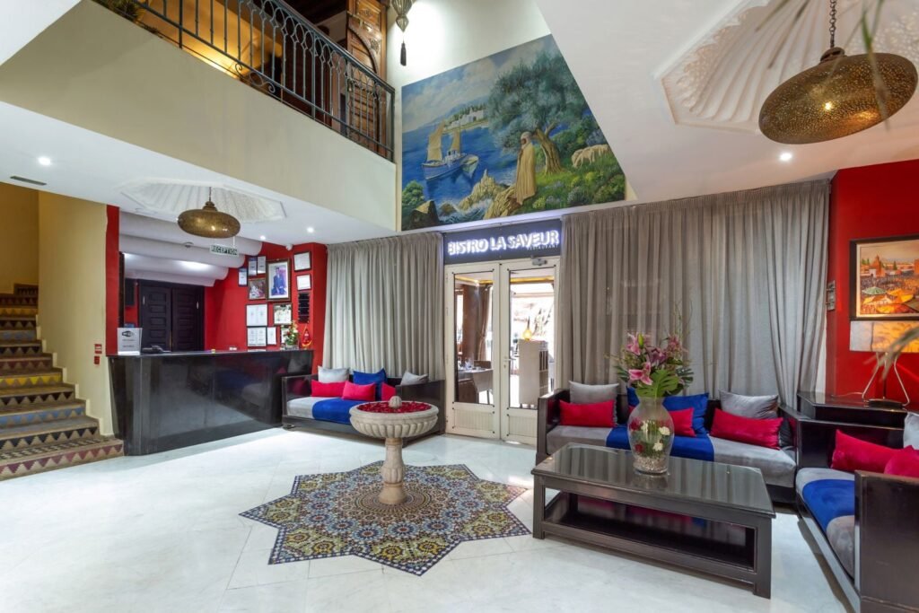 Hall de réception de l’Hôtel Le Caspien, salons et étoile de zellige au sol