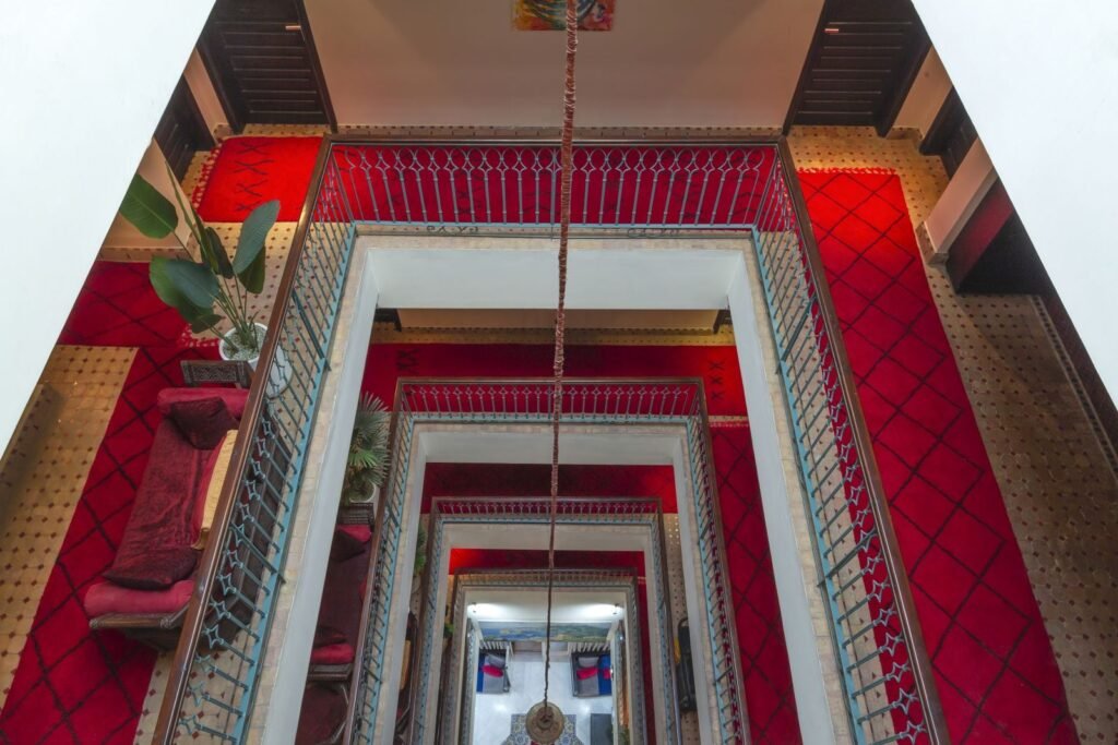 Vue plongeante sur les galeries superposées du patio de l’Hôtel Le Caspien