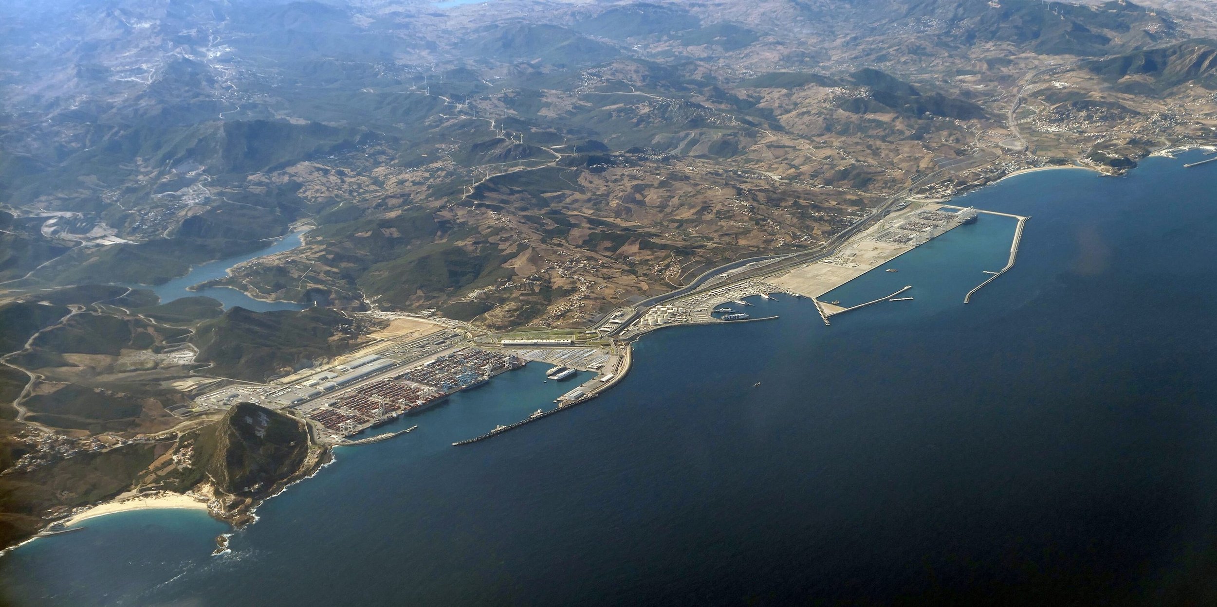 Vue aérienne du complexe portuaire de Tanger Med sur la côte nord du Maroc, entre collines et Méditerranée