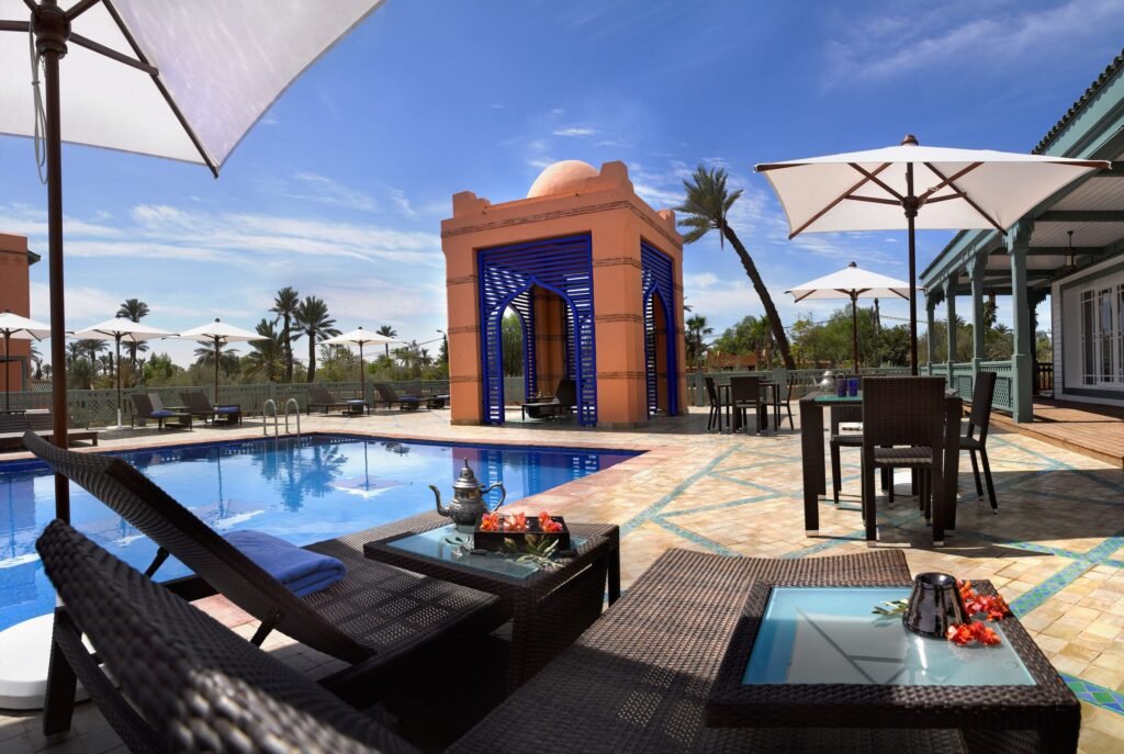 Piscine du Pavillon du Golf, parasols et palmiers