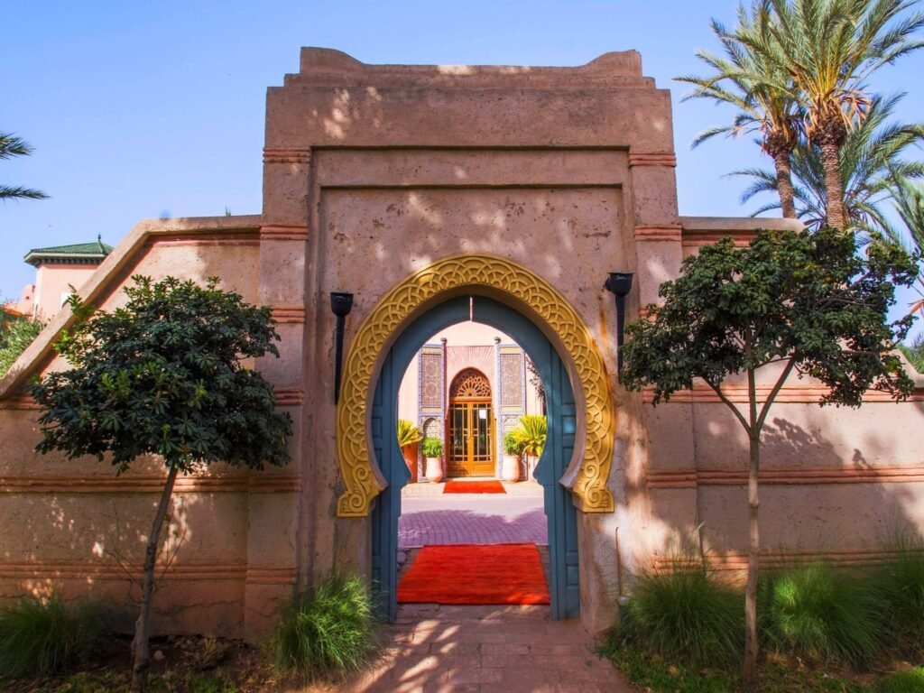 Porte d’entrée en arc outrepassé du Pavillon du Golf, encadrée de zellige
