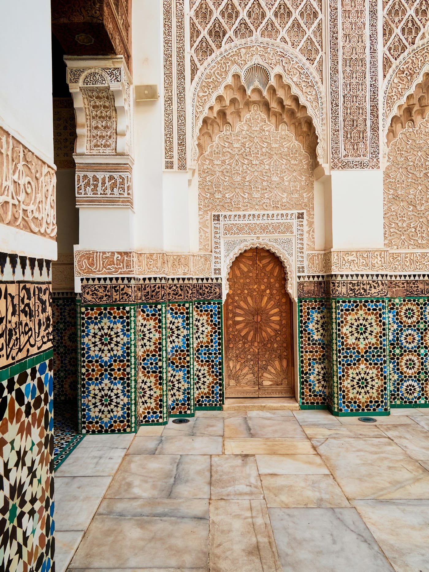 Porte en cèdre encadrée de stuc ciselé et de zellige traditionnel