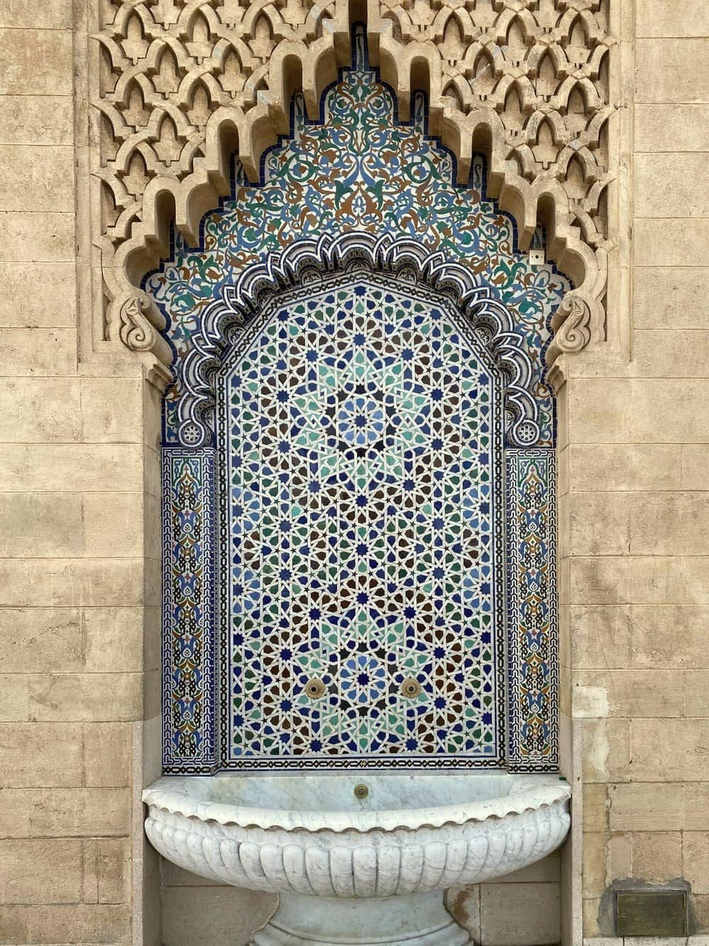Wall fountain in blue zellige and gilded plaster