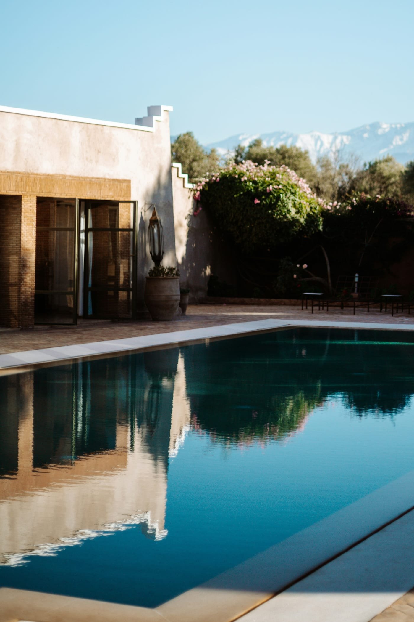 Piscine et jardin face aux sommets enneigés de l’Atlas, à Marrakech